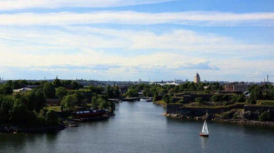 Sommerliche Ansicht auf Helsinki und Suomenlinna mit Segelboot und weitem Meerblick