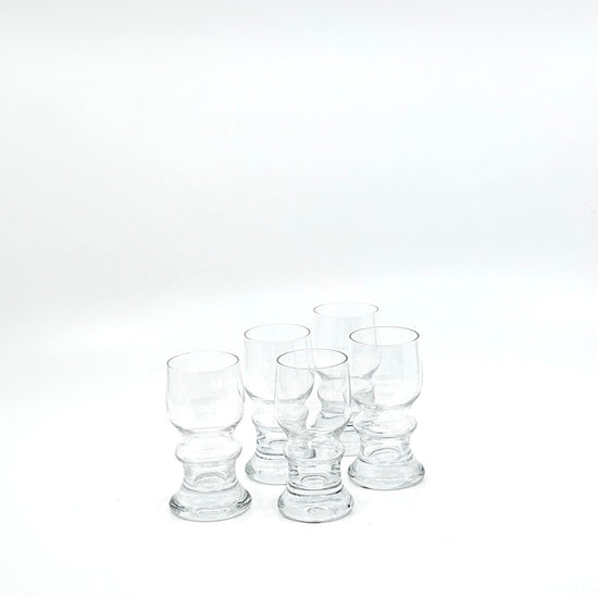 Bertil Vallien 'Gutår' Digestive Glas 5-er Set von Kosta Boda, Schweden: Handgefertigte, transparente Gläser mit strukturiertem, organischem Muster und goldfarbenen Akzenten – skandinavisches Design der 1970er Jahre und Hygge-Atmosphäre
