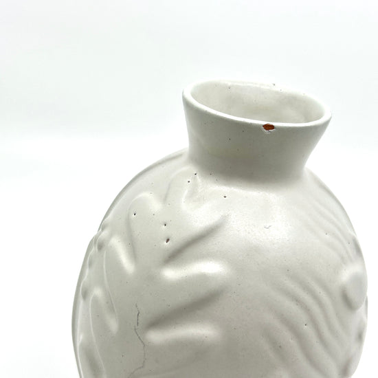Detailansicht der Anna-Lisa Thomson Vase: Nahaufnahme des Reliefs mit filigranen, blattförmigen Mustern und strukturierter Oberfläche – seltene schwedische Keramik aus den 1940ern und zeitloses Design