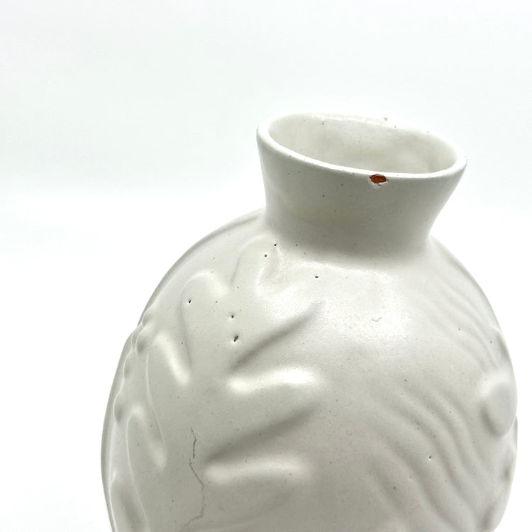 Detailansicht der Anna-Lisa Thomson Vase: Nahaufnahme des Reliefs mit filigranen, blattförmigen Mustern und strukturierter Oberfläche – seltene schwedische Keramik aus den 1940ern und zeitloses Design