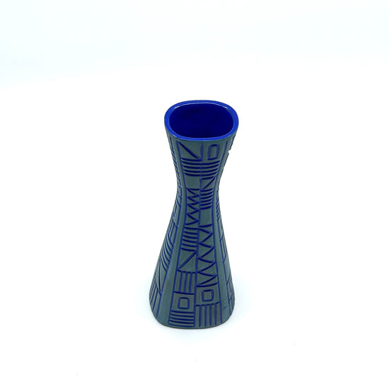 Detailansicht der Hjördis Oldfors 'Labyrint' Keramikvase: Nahaufnahme der geometrischen Reliefmuster und des tiefblauen Innenbereichs – schwedische Handwerkskunst und dekorative Eleganz