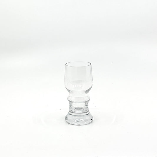 Detailansicht des Bertil Vallien 'Gutår' Digestive Glases: Nahaufnahme des strukturierten, organischen Musters mit goldfarbenen Akzenten auf transparentem Glas – schwedische Glaskunst und zeitloses Design