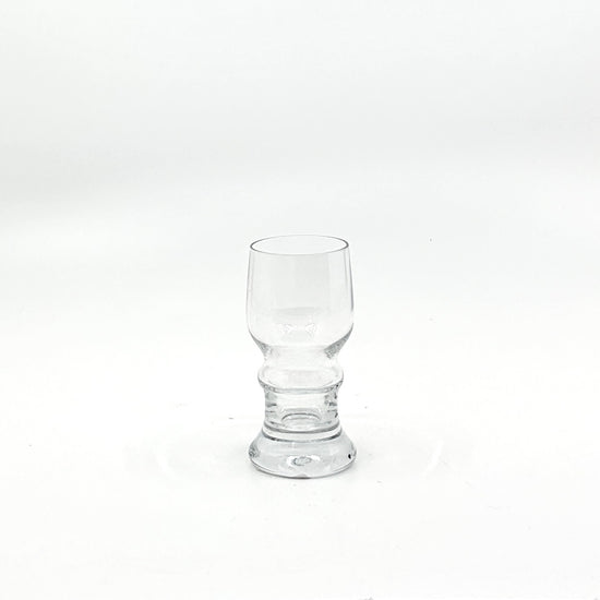 Detailansicht des Bertil Vallien 'Gutår' Digestive Glases: Nahaufnahme des strukturierten, organischen Musters mit goldfarbenen Akzenten auf transparentem Glas – schwedische Glaskunst und zeitloses Design