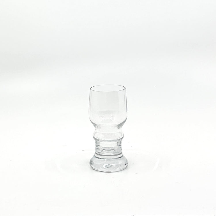 Detailansicht des Bertil Vallien 'Gutår' Digestive Glases: Nahaufnahme des strukturierten, organischen Musters mit goldfarbenen Akzenten auf transparentem Glas – schwedische Glaskunst und zeitloses Design