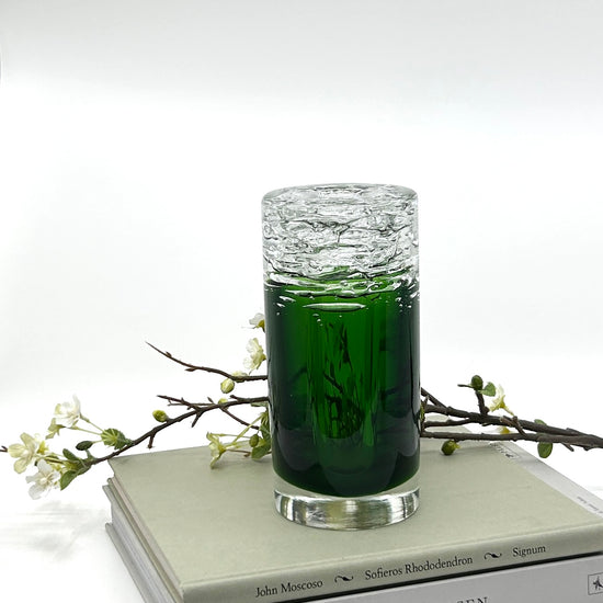 Die ikonische František Vízner 'Whirlpool' Vase: Transparente Glaseinschlüsse und eine tiefgrüne Glasoberfläche – hochwertige tschechische Glaskunst und Mid-Century Modern Stil