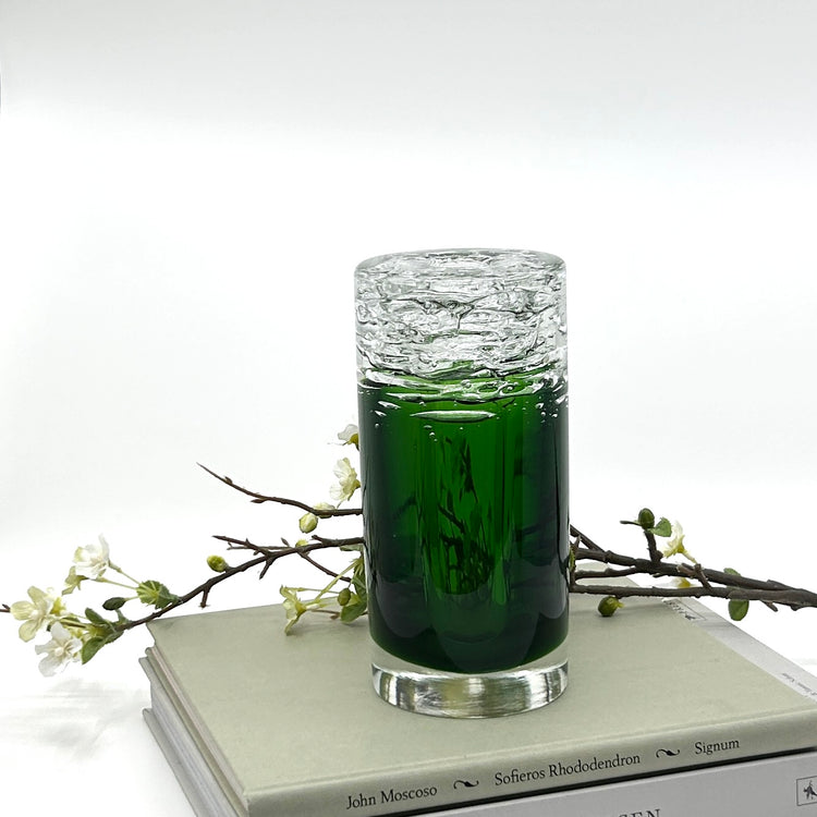 Die ikonische František Vízner 'Whirlpool' Vase: Transparente Glaseinschlüsse und eine tiefgrüne Glasoberfläche – hochwertige tschechische Glaskunst und Mid-Century Modern Stil
