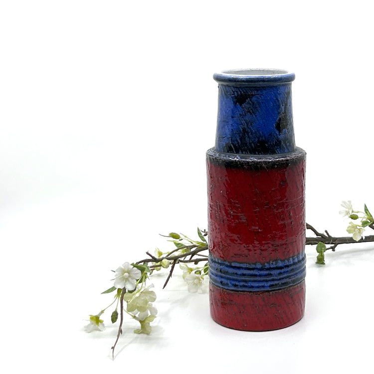 Ernst Faxe Keramikvase mit Blütenzweigen: Handgefertigte Vase mit tiefblauem Oberteil, rotem Körper und blauen Streifen, inszeniert mit weißen Blütenzweigen – ikonisches skandinavisches Design der 1960er Jahre