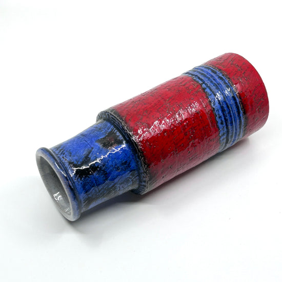 Ernst Faxe Keramikvase liegend: Blick auf die strukturierte Oberfläche mit blau-schwarzen Streifen und tiefblauem Oberteil auf rotem Grund – hochwertige dänische Keramikkunst und Mid-Century Modern Stil