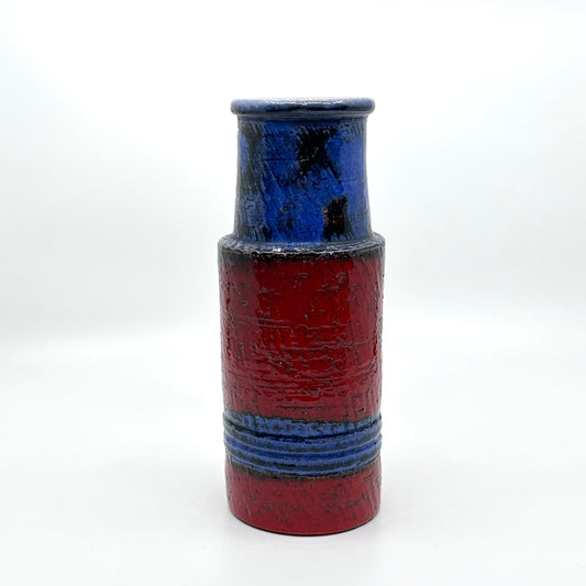 Ernst Faxe Keramikvase aus Dänemark: Handgefertigte Vase mit tiefblauem Oberteil, strukturierter Oberfläche und rotem Körper mit horizontalen blauen Streifen – Mid-Century Modern Design und skandinavische Keramikkunst der 1960er Jahre