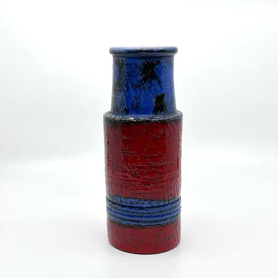 Ernst Faxe Keramikvase aus Dänemark: Handgefertigte Vase mit tiefblauem Oberteil, strukturierter Oberfläche und rotem Körper mit horizontalen blauen Streifen – Mid-Century Modern Design und skandinavische Keramikkunst der 1960er Jahre