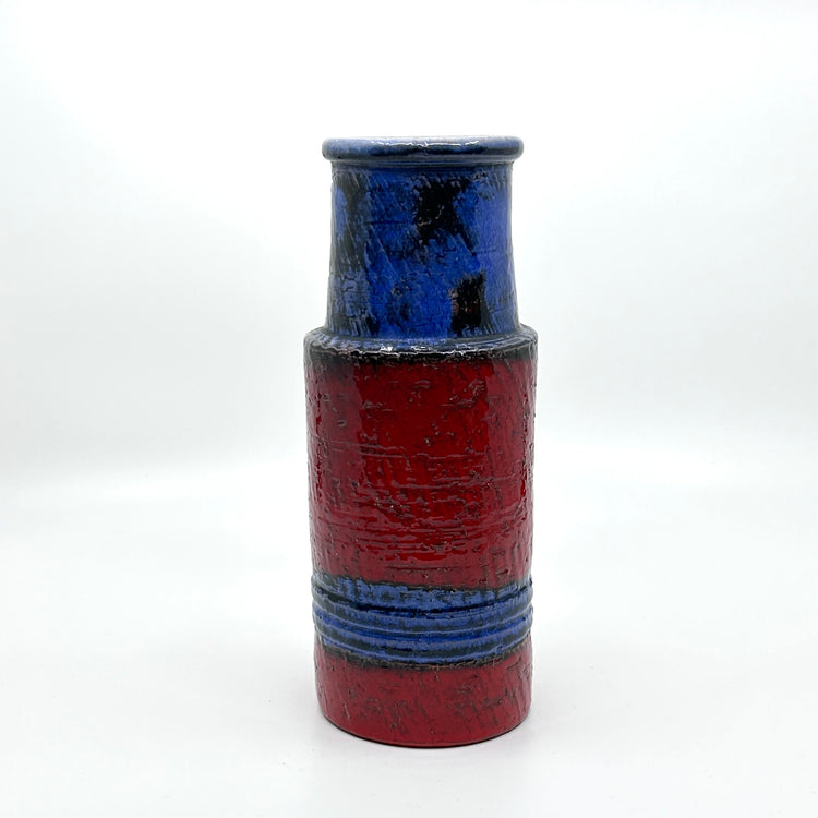 Ernst Faxe Keramikvase aus Dänemark: Handgefertigte Vase mit tiefblauem Oberteil, strukturierter Oberfläche und rotem Körper mit horizontalen blauen Streifen – Mid-Century Modern Design und skandinavische Keramikkunst der 1960er Jahre