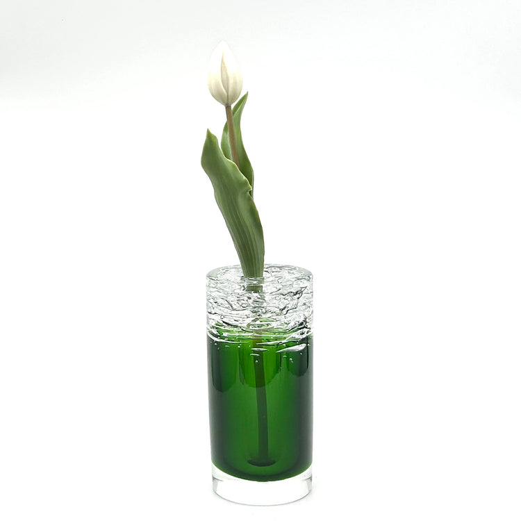 František Vízner Glasvase 'Whirlpool': Seitliche Ansicht der grünen Vase mit strukturiertem Rand, arrangiert mit einer weißen Tulpe – ikonisches tschechisches Design der 1970er Jahre