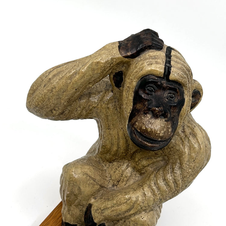 Gesicht des Keramikaffen: Nahaufnahme der dunklen Akzente an Augen, Nase und Mund auf der strukturierten, beigen Keramikoberfläche – hochwertige schwedische Handwerkskunst und Mid-Century Modern Stil