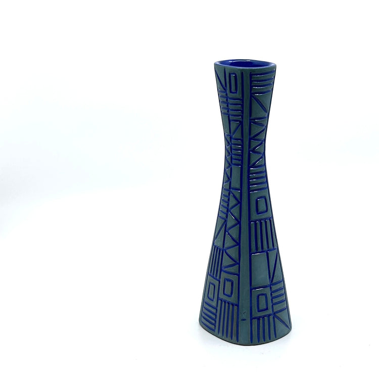 Hjördis Oldfors Keramikvase 'Labyrint': Seitliche Ansicht der blaugrauen Vase mit labyrinthischen Mustern und strukturierter Oberfläche – ikonisches skandinavisches Design aus den 1960er Jahren