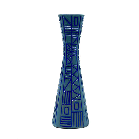 Hjördis Oldfors 'Labyrint' Vase von Upsala-Ekeby, Schweden: Handgefertigte Keramikvase in Blaugrau mit tiefblauem Innenbereich und geometrischen, labyrinthischen Reliefmustern – skandinavisches Mid-Century Modern Design und zeitlose Ästhetik