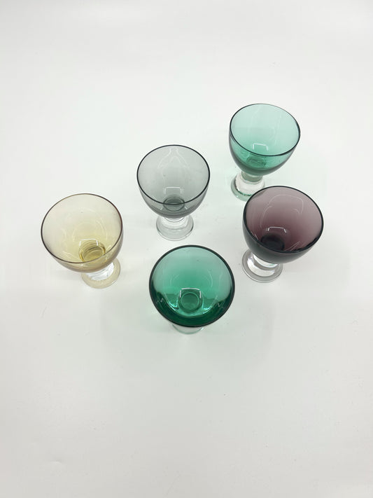 Vintage Magnor Digestive Gläser, Mid Century Modern, 5-teiliges Glasset aus Norwegen, von oben fotografiert.