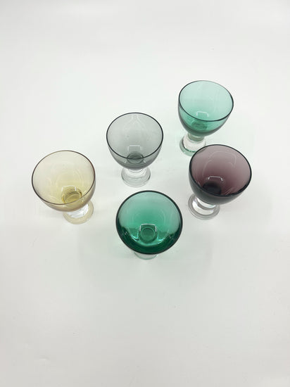 Vintage Magnor Digestive Gläser, Mid Century Modern, 5-teiliges Glasset aus Norwegen, von oben fotografiert.