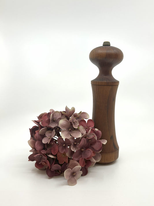 Vintage DIGSMED Teak Pfeffermühle aus Dänemark, 60er Jahre, Mid-Century Modern Design, fotografiert mit rosa Hortensienblüten.