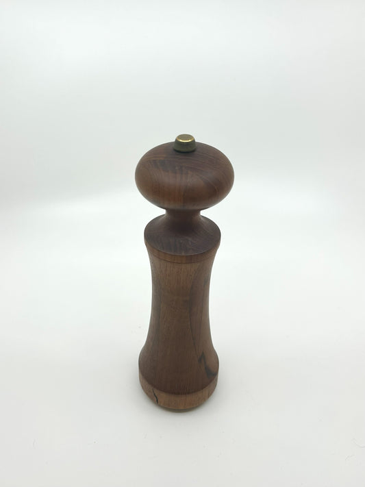 Dänische DIGSMED Pfeffermühle aus massivem Teakholz, 1960er Jahre, elegantes Mid-Century Modern Küchenaccessoire.
