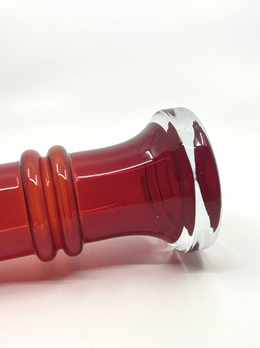 Vintage Vase Kielo von Tamara Aladin, rotes Glas mit klarem Fuß, Detailaufnahme des skandinavischen Mid-Century Designs.