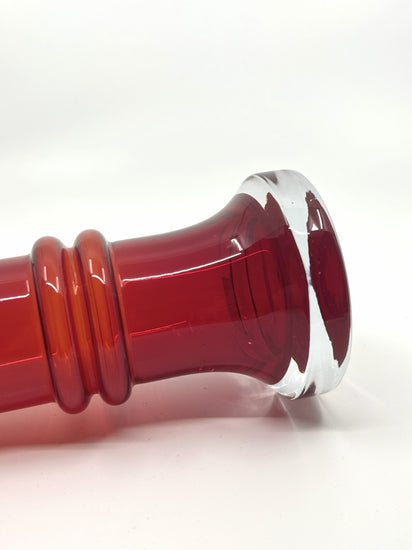 Vintage Vase Kielo von Tamara Aladin, rotes Glas mit klarem Fuß, Detailaufnahme des skandinavischen Mid-Century Designs.