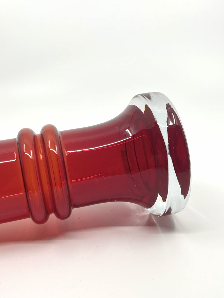 Vintage Vase Kielo von Tamara Aladin, rotes Glas mit klarem Fuß, Detailaufnahme des skandinavischen Mid-Century Designs.