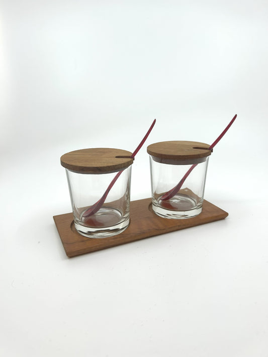 Mid Century Teak Servierset aus Italien mit zwei Gläsern, Teakholzdeckeln und roten Kunststofflöffeln – elegantes Vintage-Design.