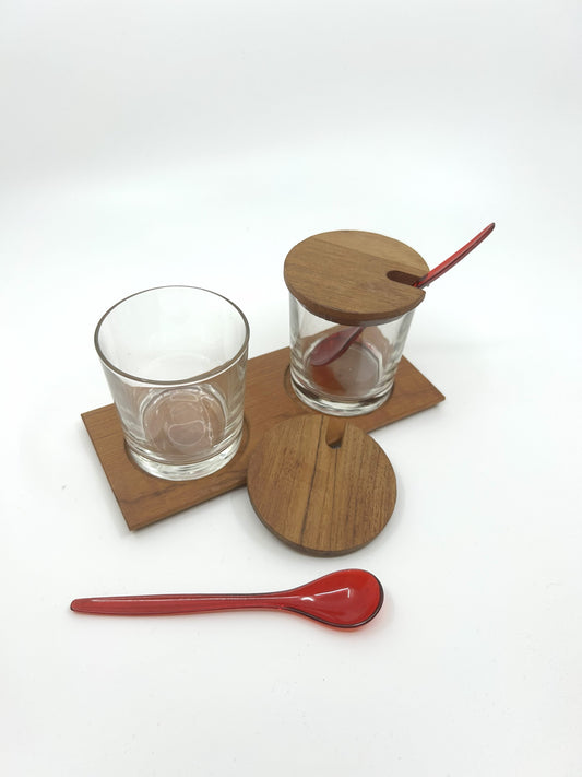 Italienisches Teak Servierset im Mid Century Stil, Glasbehälter mit Holzdeckeln und roten Vintage-Löffeln, perfekt für stilvolles Servieren.