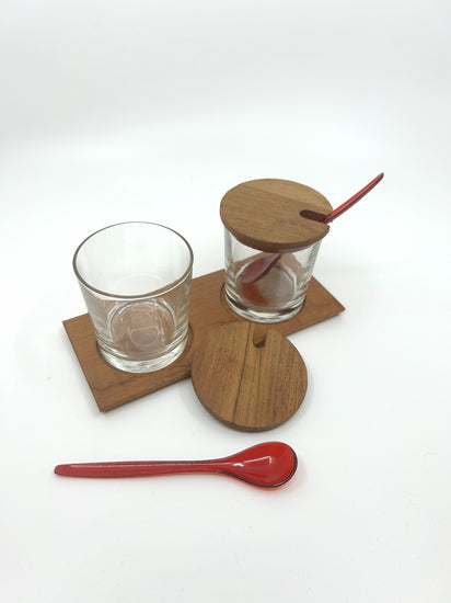 Italienisches Teak Servierset im Mid Century Stil, Glasbehälter mit Holzdeckeln und roten Vintage-Löffeln, perfekt für stilvolles Servieren.