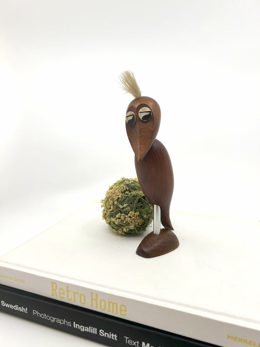 Mid Century Weinöffner in Vogelform von Arne Basse, Dänemark, aus Teakholz mit charakteristischem Schopf, 1960er-Jahre – Designklassiker auf Büchern dekoriert.