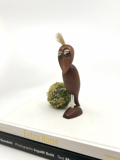 Mid Century Weinöffner in Vogelform von Arne Basse, Dänemark, aus Teakholz mit charakteristischem Schopf, 1960er-Jahre – Designklassiker auf Büchern dekoriert.