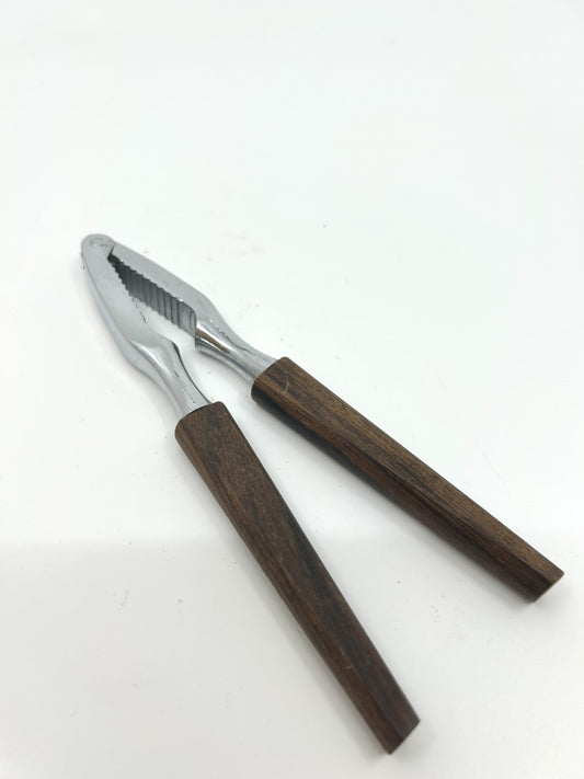 Dänischer Teak Nussknacker, 1950er Jahre, im Detail: Metallzange mit schlanken Teakgriffen, minimalistisches Mid Century Modern Besteck.