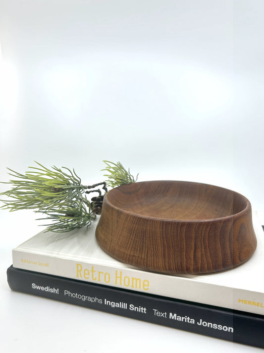 Mid Century Modern Teak Schale aus Dänemark, 50er-Jahre, dekorativ auf Designbüchern mit Tannenzweig arrangiert.