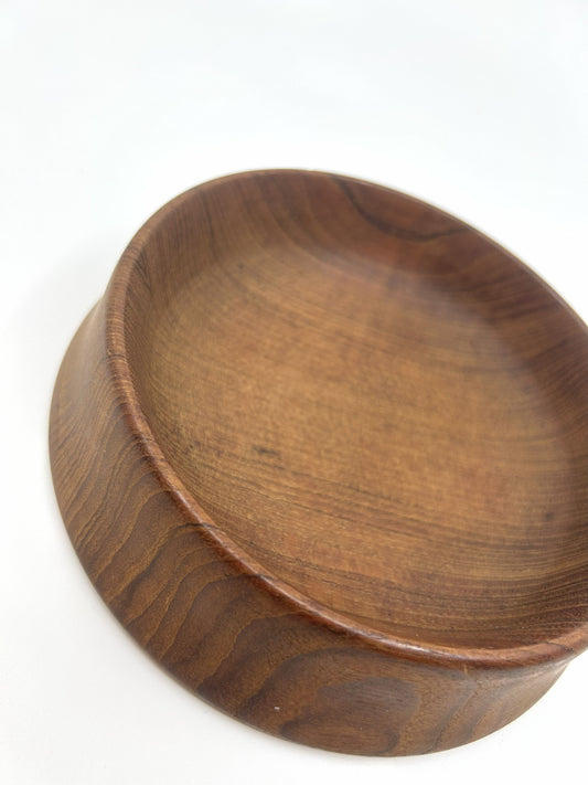 Detailaufnahme einer dänischen Vintage Teak Schale aus den 50er-Jahren, mit schöner Holzmaserung im Mid Century Modern Stil.