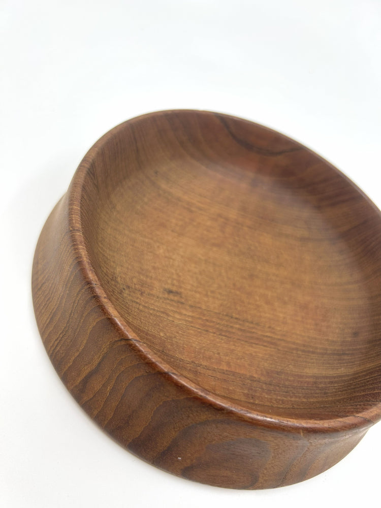 Detailaufnahme einer dänischen Vintage Teak Schale aus den 50er-Jahren, mit schöner Holzmaserung im Mid Century Modern Stil.