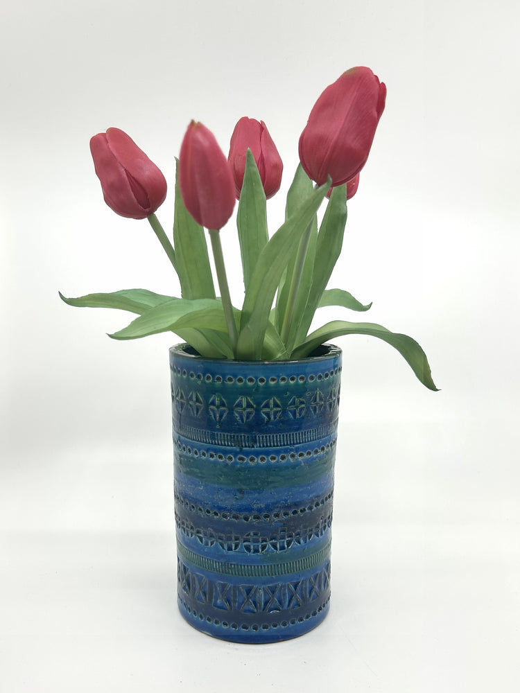 Aldo Londi Bitossi Vase, Keramik in Blau, Mid Century Italien 60s, dekorative Vase mit roten Tulpenstrauß