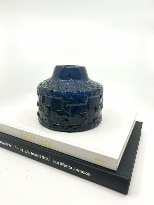 Göte Augustsson Vase Ruda Brutalist, blaue Glasvase aus Schweden, 1960er Mid Century Design, dekorative Vintage Keramik auf Retro-Büchern.