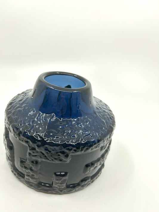 Detailansicht Göte Augustsson Vase, Ruda Brutalist Glas, kräftiges Kobaltblau mit strukturierter Oberfläche, skandinavisches Vintage-Design 60er.