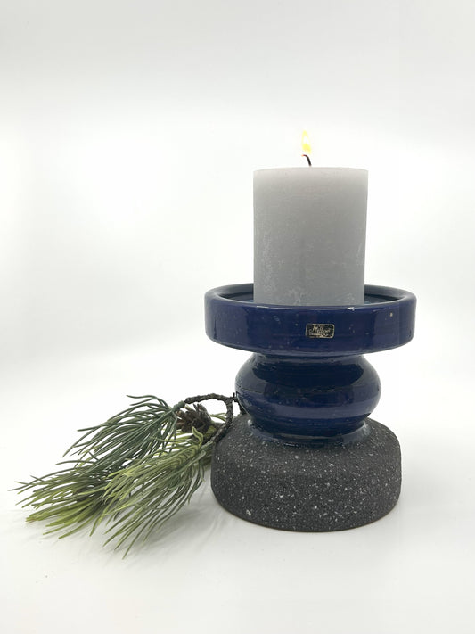 Mid Century Kerzenständer von Thomas Hellström für Nittsjö, Schweden, 1980er Jahre. Dunkelblau glasierte Keramik mit massivem Fuß, dekoriert mit einer brennenden Kerze und Tannenzweig.