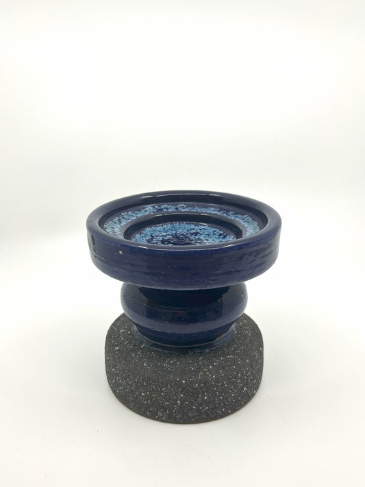 Vintage Keramik-Kerzenhalter von Thomas Hellström, Nittsjö, 80er Jahre. Ansicht ohne Kerze, zeigt die klare Form und die Kombination aus blauer Glasur und grauer Basis.
