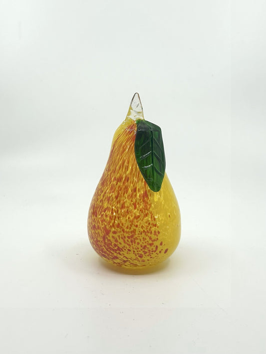 Vintage Glasfigur Birne von Kosta Boda, handgefertigtes skandinavisches Glasobjekt in Gelb-Rot mit grünem Blatt, Schweden 70er Jahre