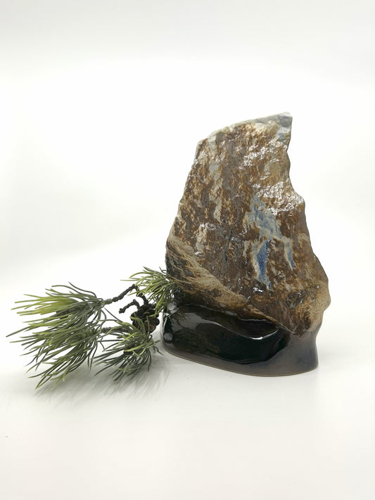 Keramische „Rock“-Vase von Kauko Ruokamo für Lapin Savi, 1970er Jahre, in Felsoptik mit braun-blauen Glasuren, dekoriert mit einem Tannenzweig.