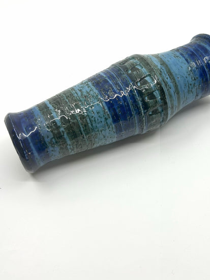 Detailaufnahme der AWF Brutalist Vase, 60er Jahre Norwegen – strukturierte Glasur in verschiedenen Blau- und Grüntönen, charakteristisch für Brutalist Keramik.