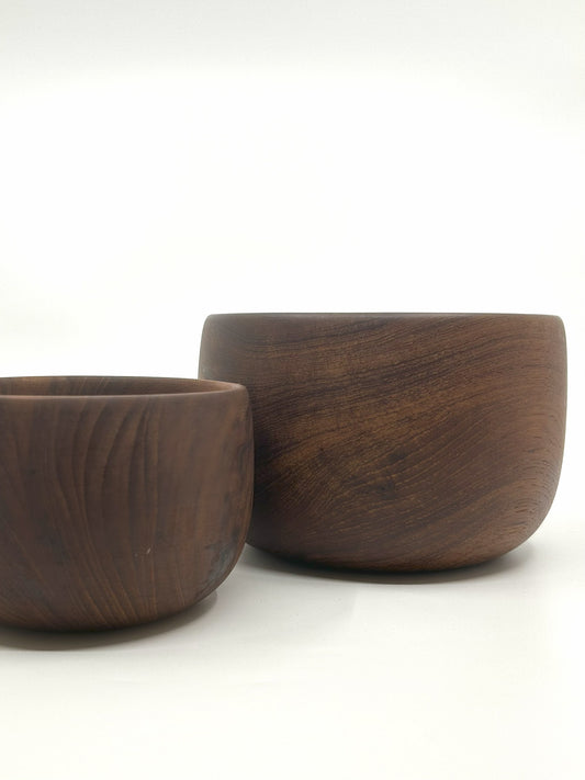 Detailaufnahme der Maserung der Karl Holmberg Teakschalen, skandinavisches Mid-Century Design.