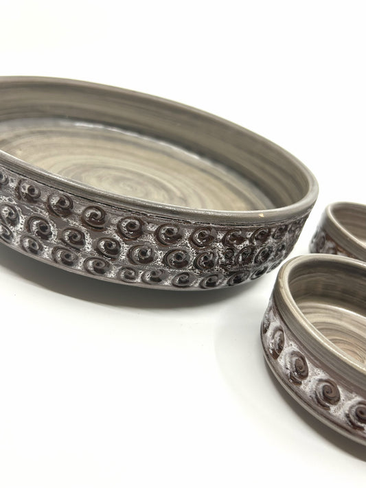 Detailaufnahme Søholm Keramik Schalen Set von Maria Philippi, 1960er – handgefertigte braune Keramik mit plastischem Spiralrelief