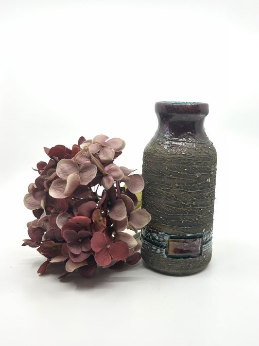 Brutalistische Keramikvase von Tilgmans, 1960er Jahre, in erdiger Textur mit glasiertem Hals, neben einem Strauß dunkler Hortensien.