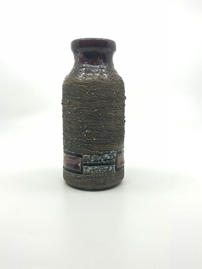 Frontansicht der Tilgmans Keramikvase, 1960er, mit strukturierter Oberfläche und rechteckigen, glasierten Zierelementen.