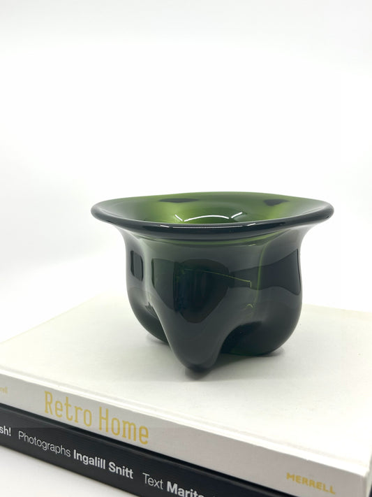 Vintage Magnor Glasschale in Grün, norwegisches Design der 60er Jahre auf Bücherstapel – dekorative Mid-Century Schale aus Glas.