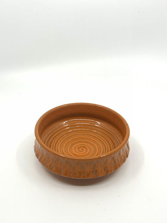 Runde Henry Brandi Keramikschale, 60s Schweden, mit markantem Spiraldekor im Inneren und strukturierter Außenseite – authentisches skandinavisches Vintage Design.