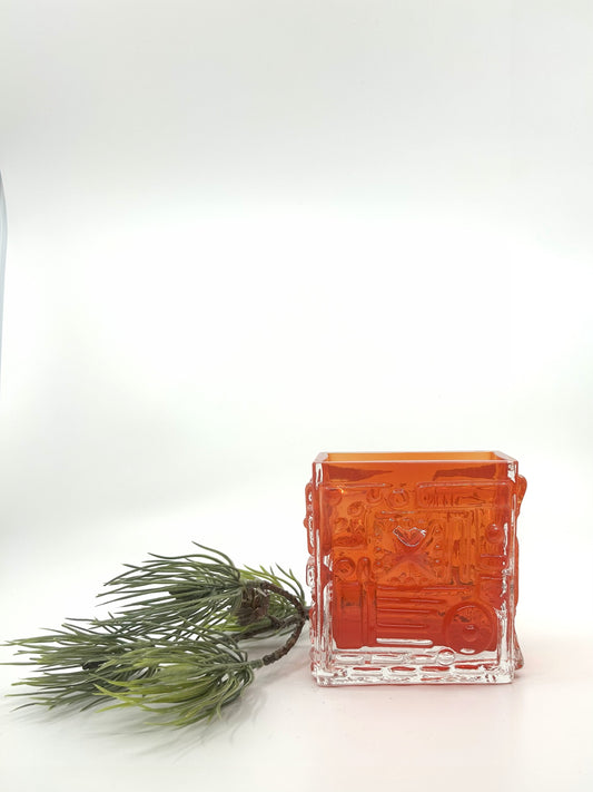 Vintage orange Glasvase mit Reliefdekor, Mid Century Modern skandinavisches Design, dekorativ mit Tannenzweig inszeniert